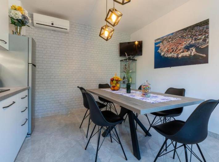 Three Bedroom Villa with Swimming Pool and Hot-Tub in Dubrovnik-Neretva