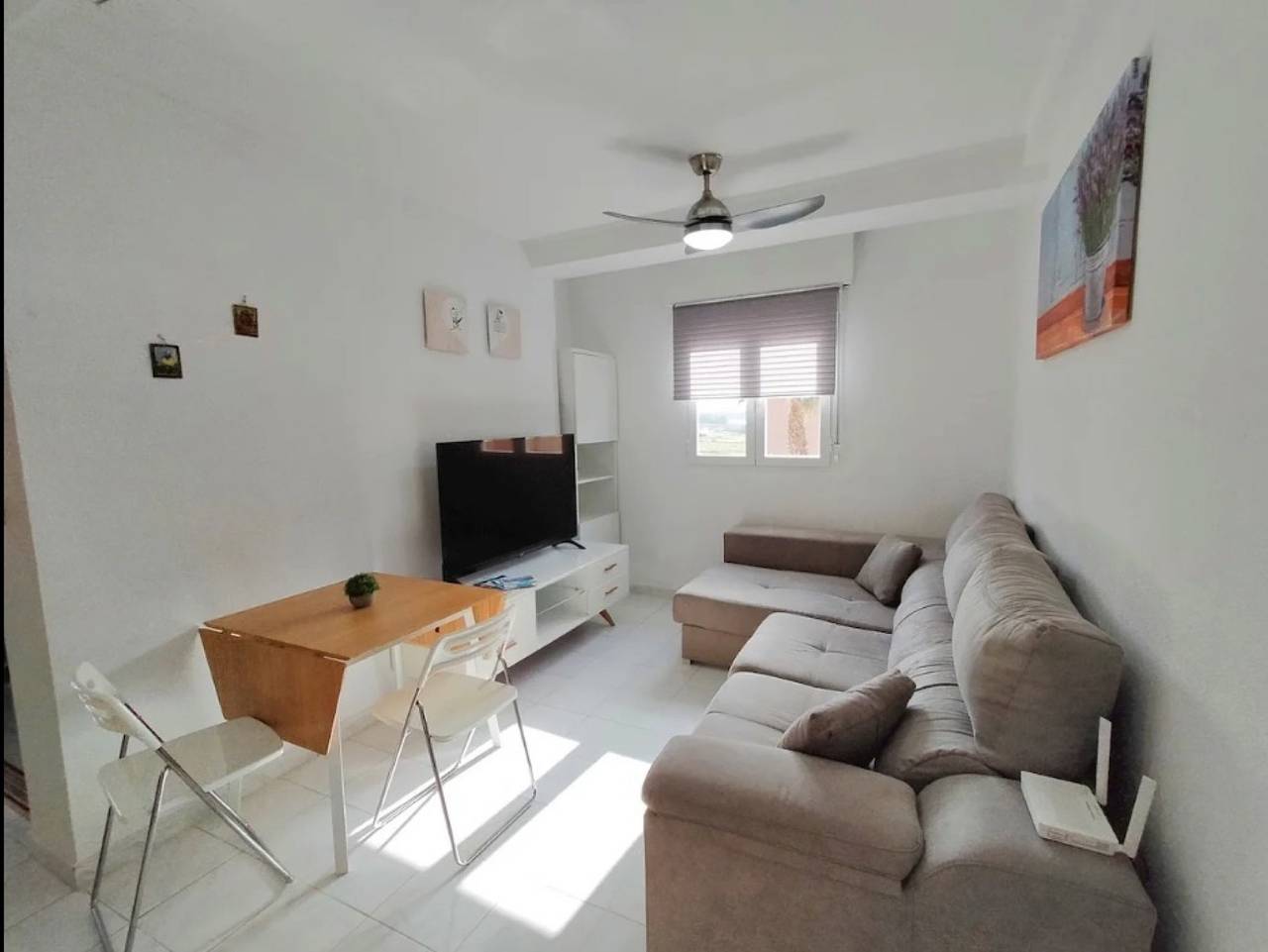 Apartamento entero, Apartamento 'Acogedor a 300 m de la Playa' con Vista al Lago, Wi-Fi y Aire Acondicionado in Torrevieja, Costa Blanca