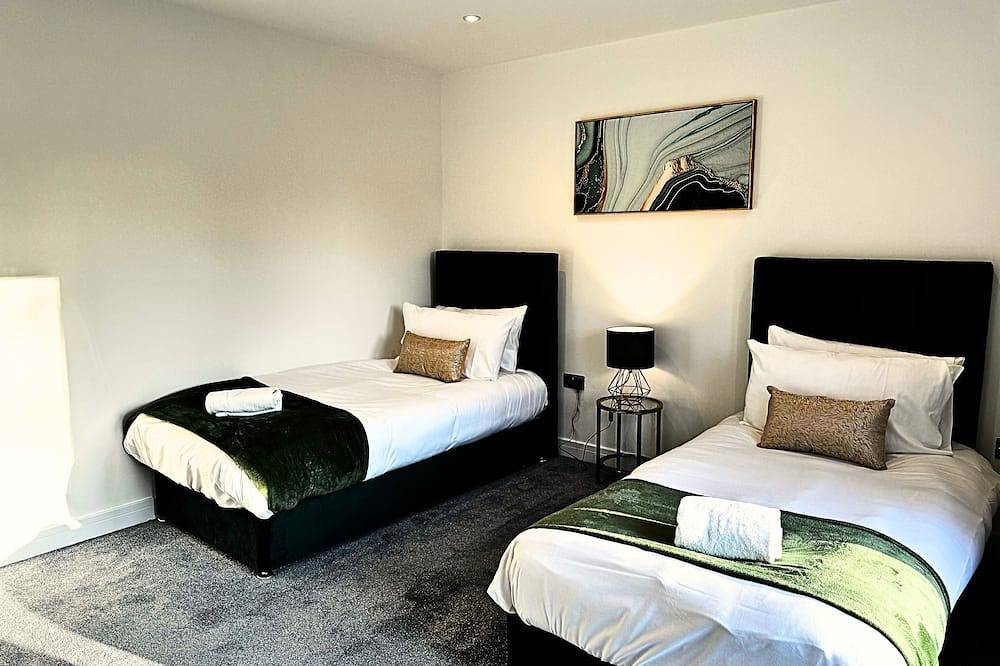 Entire apartment, Heathrow Convenience Haven - Free Parking - Near Restaurants - Ev Charging in Spelthorne, Surrey