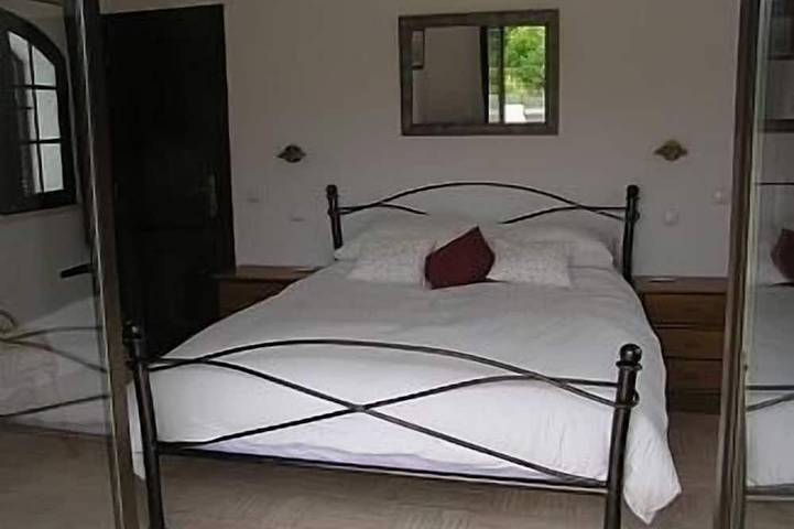 Villa registrada y con licencia, aire acondicionado, piscina privada y climatizada. Zona tranquila in Quelfes, Ria Formosa