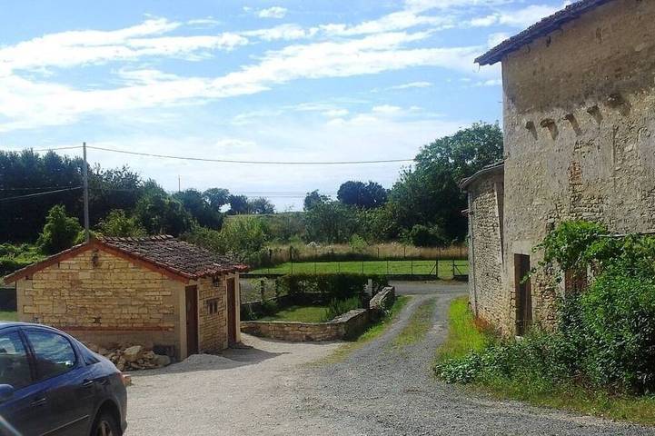 The Hobogîte: 4-Star Steinhaus, Exklusive Nutzung beheizten Pool, 4000 m2 Garten in La Chèvrerie, Charente