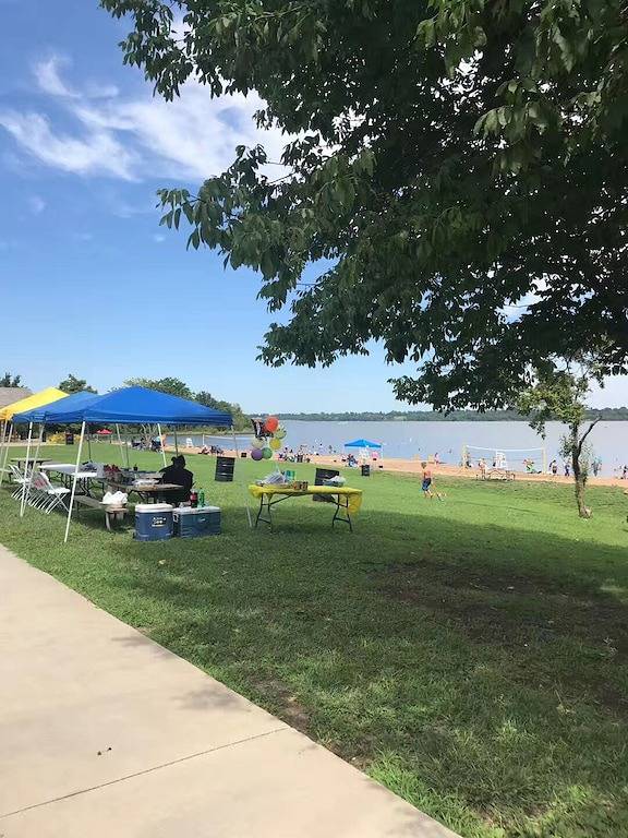 Lovely Townhouse 7 Minutes To The Longview Lake&Beach in Grandview, Missouri