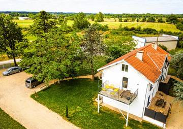 Location de vacances pour 12 personnes, avec vue ainsi que jardin et sauna à Brens