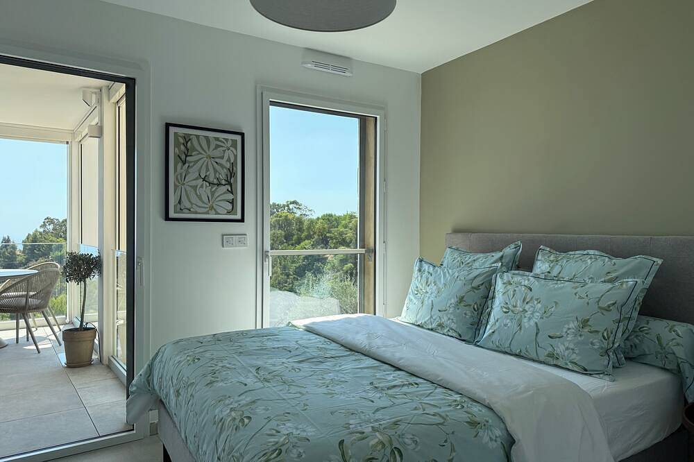 Appartement entier, Superb two bedroom apartment with views of Mediterranean Sea and Eze village in Èze, Région de Nice