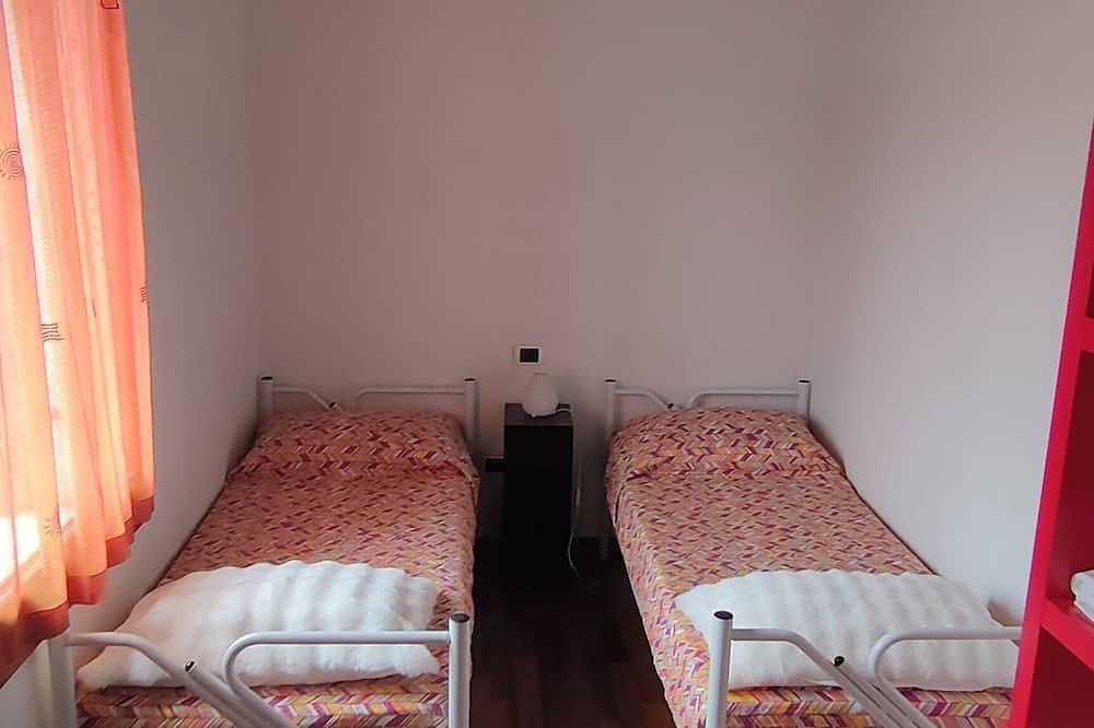 Entire apartment, Urban 34 (3 minuts walking to the station with free parking) in Treviso, Treviso Province