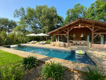 Location de vacances pour 2 personnes, avec jardin ainsi que terrasse et piscine à Belin-Béliet