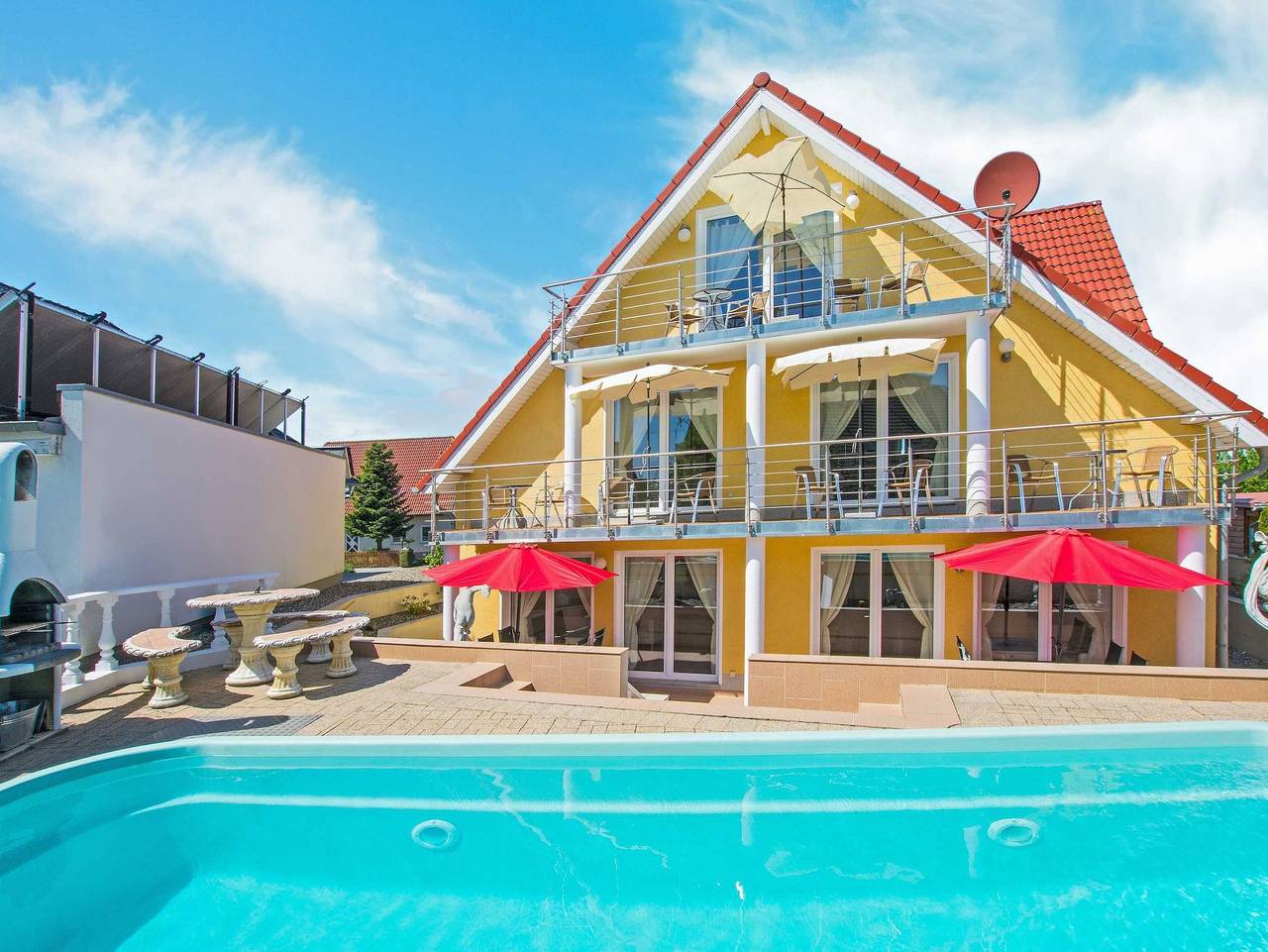 Ganze Ferienwohnung, Villa Europa - Wohnungen mit Kamin und gemeinsamen Pool in Drei Kaiserbäder, Heringsdorf