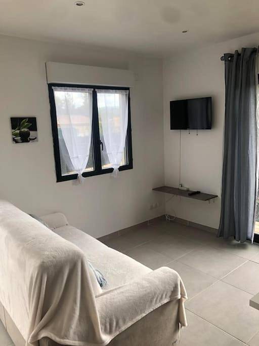 Appartement entier, Charment logement avec parking et jardin privatif in Rocbaron, Côte méditerranéenne (France)