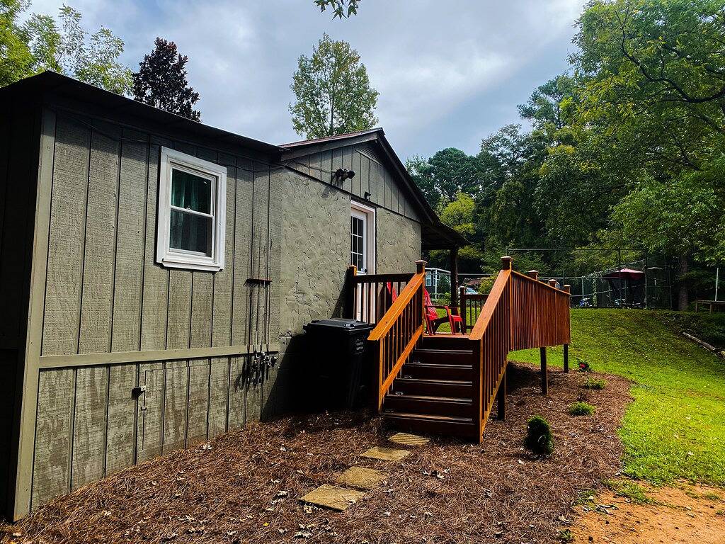 Charming Fishing Cabin w/ lake view near Stone Mountain in Gwinnett County