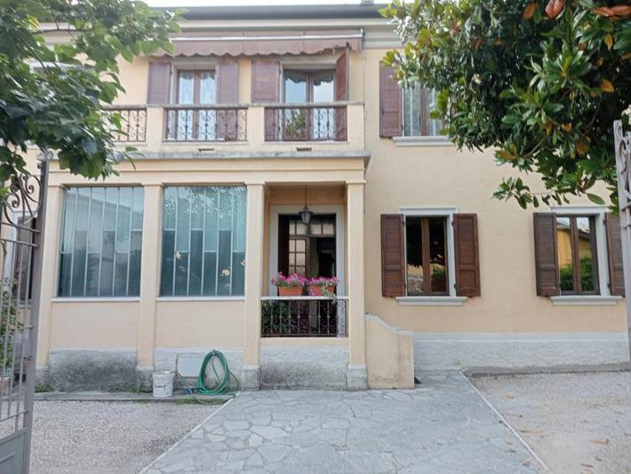 Casa vacanza per 3 persone, con Balcone e Terrazza nonché Giardino e Panorama a Ponti sul Mincio