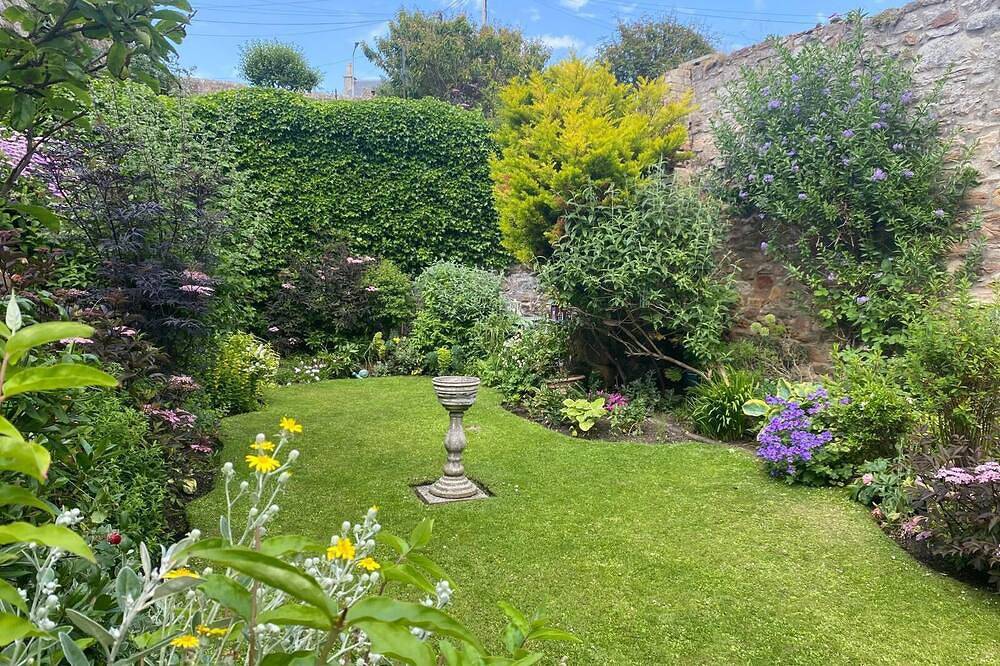 Entire apartment, Ground Floor garden apartment only a few steps from the shore. in Anstruther, Fife region