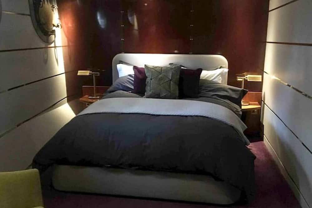 Stunning 130ft Classic Yacht, a stones throw fro Media City & Old Trafford in Greater Manchester