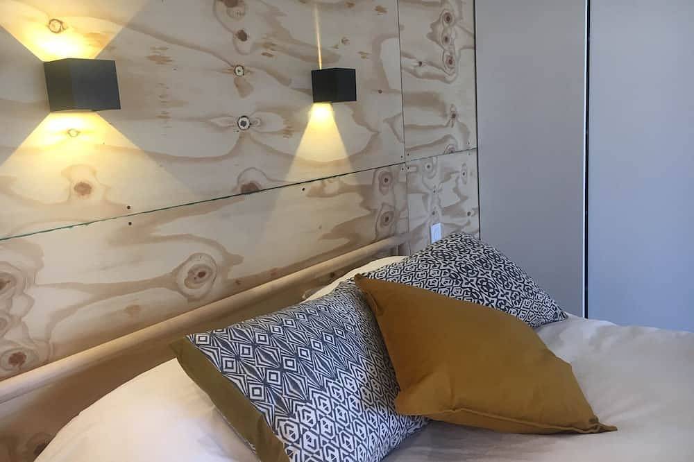 The Boathouse Bretagne, design style, \"feet in the water\", 3 h from Paristgv in Ceinture Dorée