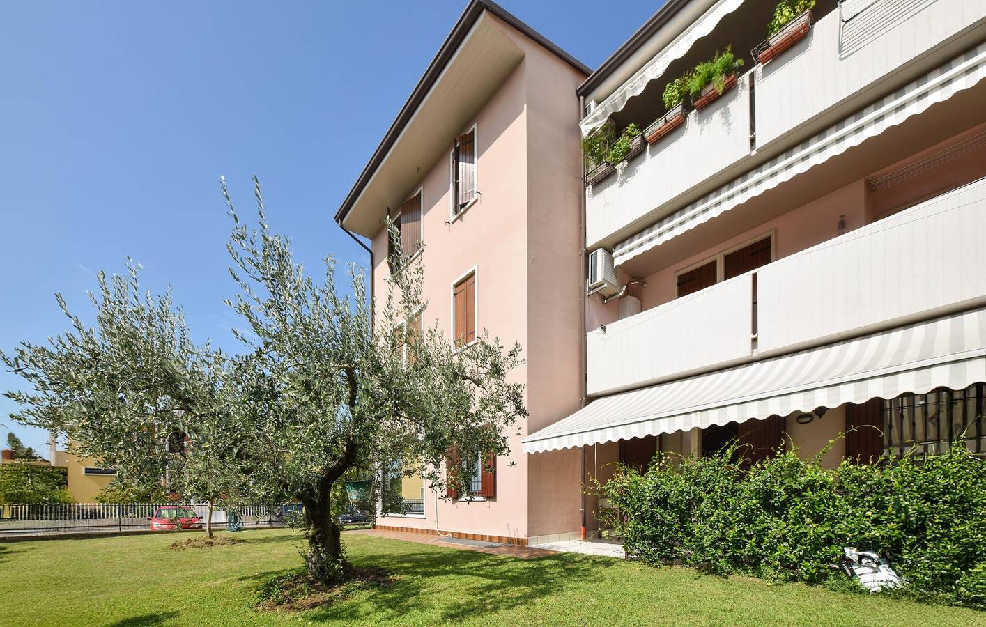 Geheel vakantieappartement, Appartement op de bovenste verdieping met AC, WiFi, parkeerplaats - dicht bij het stadscentrum in Pescantina, Provincie Verona