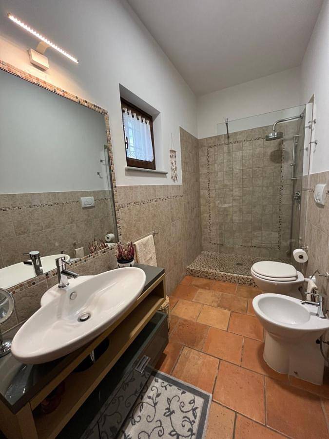 Gîte pour 2 personnes, avec jardin et terrasse ainsi que vue et piscine à Tigliole - 2