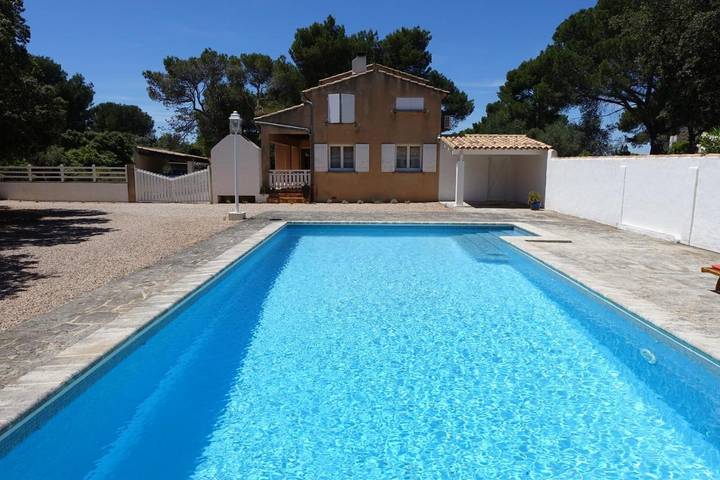 Chambre d’hôte pour 6 personnes, avec vue ainsi que piscine et jardin dans le Vaucluse