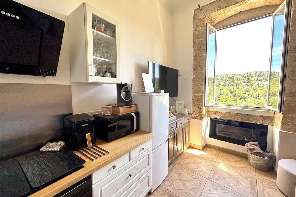 Entire apartment, Horizon Dans le Vieux Village des Pennes in Les Pennes-Mirabeau, Aix-en-Provence region