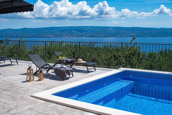 Glamping for 8 people, with pool and balcony/terrace in Croatia