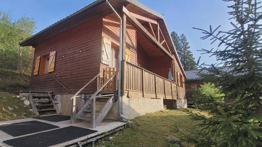 Gîte pour 8 personnes, avec Balcon et Terrasse ainsi que Jardin et Piscine à Saint-Laurent-en-Grandvaux - 2