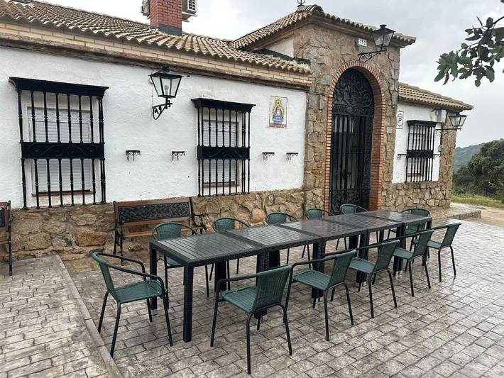 Casa de vacaciones para 16 personas, con piscina además de vistas y jardín, Se admiten mascotas en Andújar