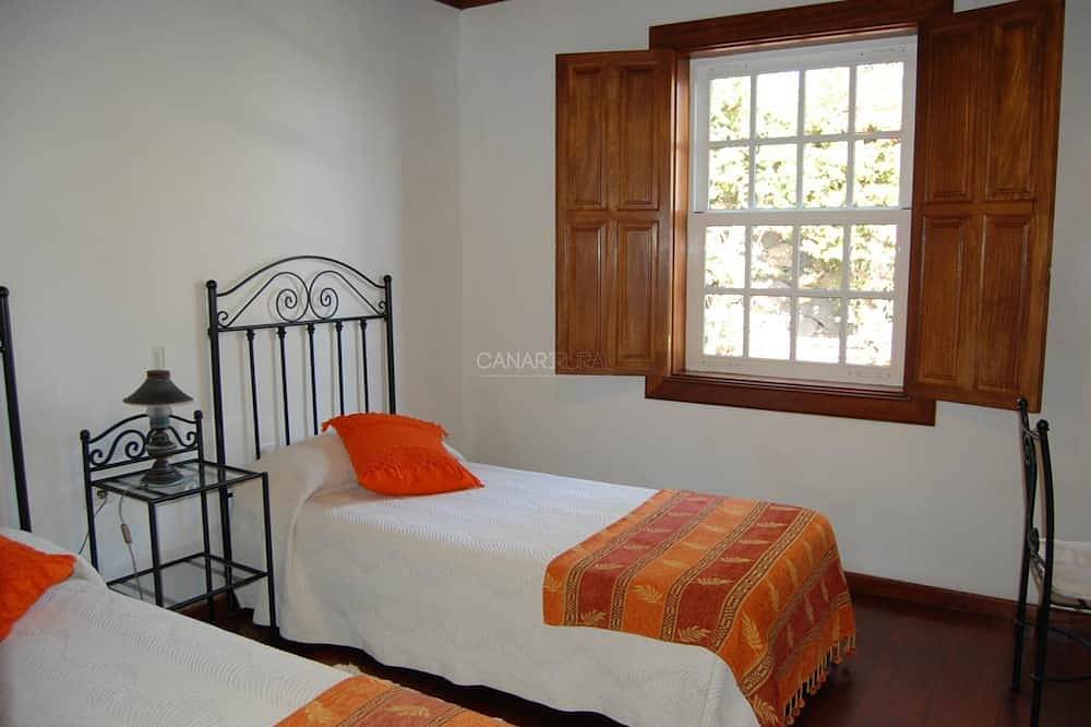Ganze Wohnung, Ferienhaus Tres Pinos: Ihr rustikales Heim mit Meer- und Bergblick in in Monte de Breña, Breña Baja