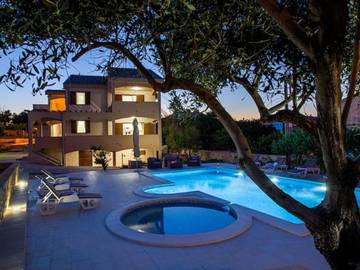 Ferienhaus für 10 Personen, mit Pool und Terrasse, kinderfreundlich in Razanac