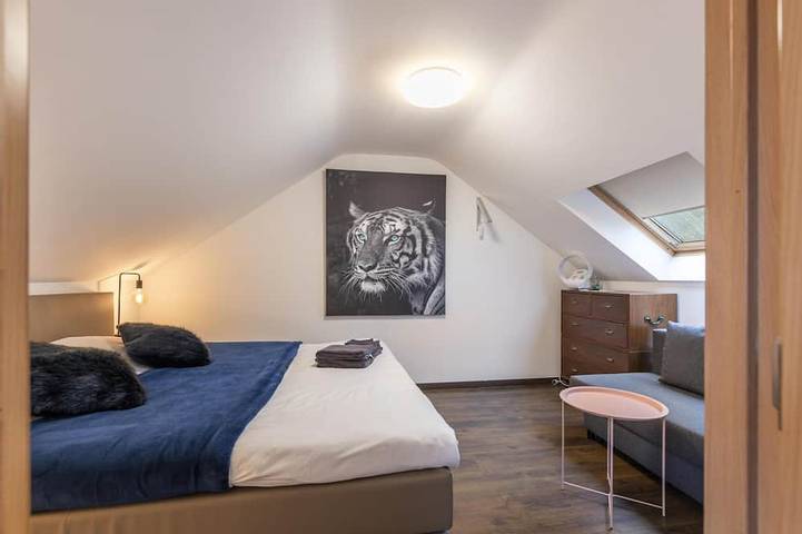 Location de vacances pour 10 personnes, avec jacuzzi et jardin ainsi que sauna et balcon à Marchin - 4