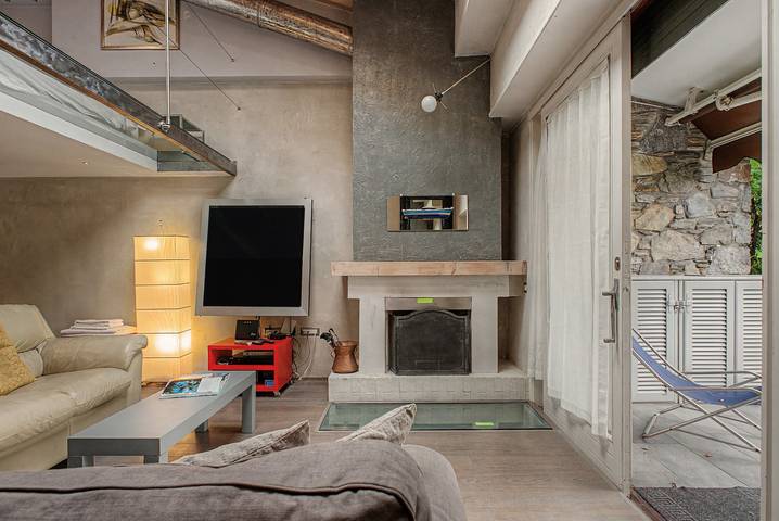Hel lejlighed, Apartment 'Loft Hermitage  Lake View  Private' with Mountain View, Shared Pool and Wi-Fi in Spiaggia Punta Molino, Porto Valtravaglia