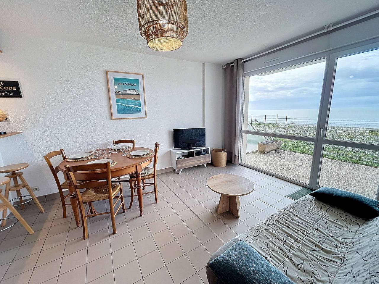 Apartamento entero, Apartamento en Primera Línea de Playa con Terraza Privada y Acceso Directo al Mar in Jullouville, Côte de la Déroute