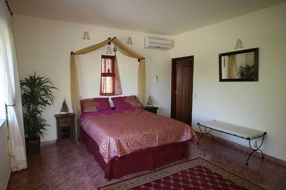Luxury secluded and spacious villa with huge heated private Pool in Portimão, Faro District