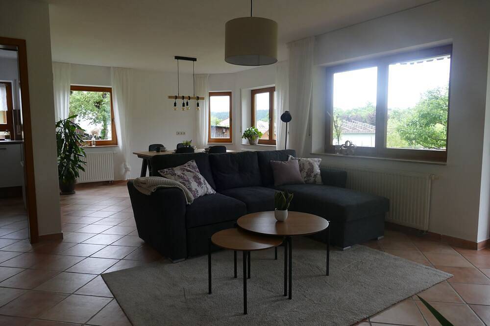 Ganze Wohnung, Helle und großzügige Ferienwohnung (70 qm) für 2-4 Personen im Nordschwarzwald in Waldachtal, Mittlerer Schwarzwald