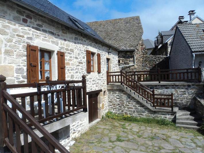 Location de vacances pour 4 personnes, avec vue ainsi que jardin et terrasse, animaux acceptés à Saint-Germain-du-Teil - 2