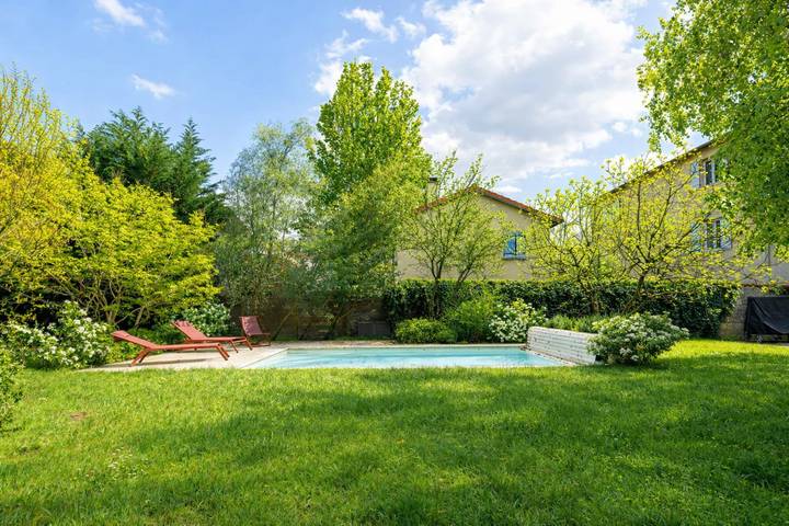 Location de vacances pour 9 personnes, avec jardin à Écully