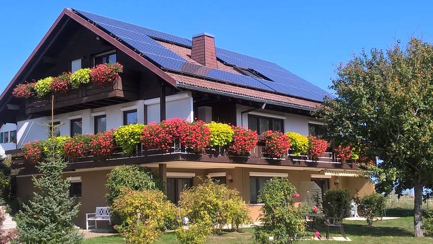 Ganze Wohnung, Apartment 'Ost, 48 qm' mit gemeinsamer Terrasse, gemeinsamem Garten und WLAN in Weilheim, Südschwarzwald