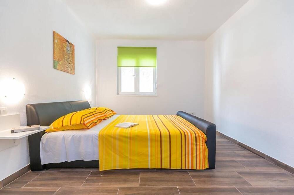 Hel leilighet, Apartments Eoli 1, 4+1 with a beautiful sea view and terrace, next to the sea in Brela, Makarska Riviera