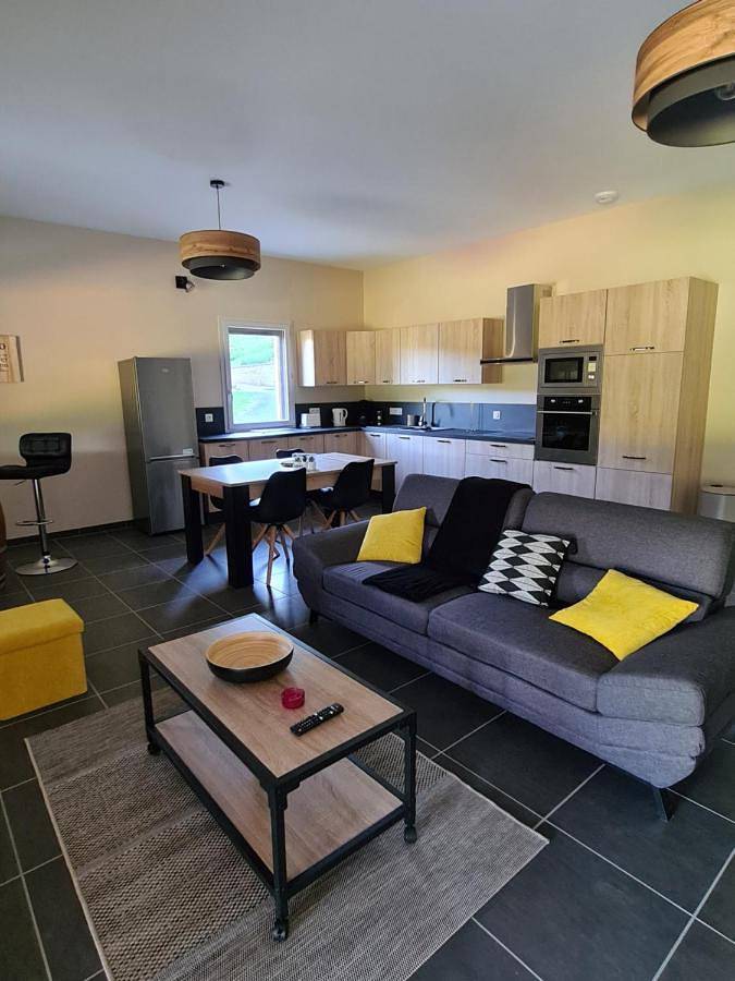 Appartement de vacances pour 4 personnes, avec piscine ainsi que jardin et vue