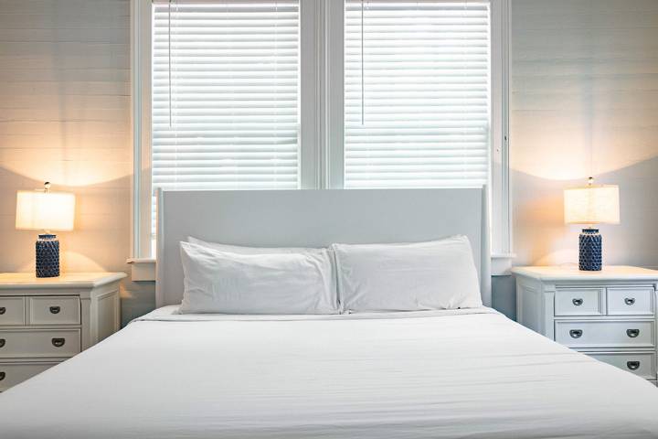 Vacation home for 8 people, with yard and pool as well as balcony, kid friendly in Key West