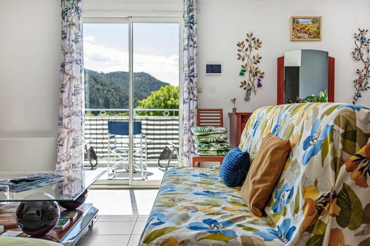 Appartamento intero, L'Enclos – Nel cuore del villaggio delle Cévennes, terrazza privata e vista sulle montagne in Saint-Étienne-Vallée-Française, Cevenne