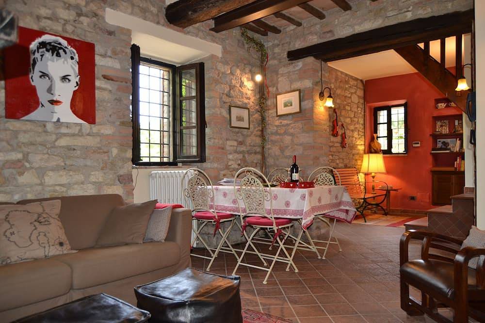 Vacaciones de piedra antigua casa con jardín en el centro y con vistas a Umbría-Toscana in Corciano, Provincia de Perugia