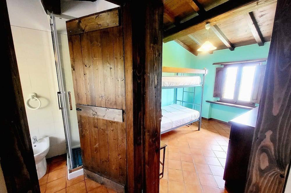 Cottage and house, private pool, hot tub, stunning views. Wifi. Ideal for groups in Castelnuovo di Garfagnana, Garfagnana