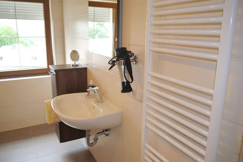 Familienferienwohnung, Kinderzimmer,  Spielplatz im Garten, 2-4 Personen in Bad Brambach, Chemnitz und Umgebung