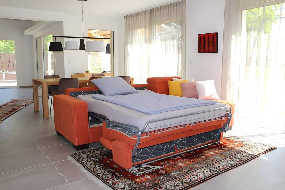 Holiday Home 'Maison Les Hirondelles' with Shared Pool, Wi-Fi and Air Conditioning in Mirabel-aux-Baronnies, Nyons region