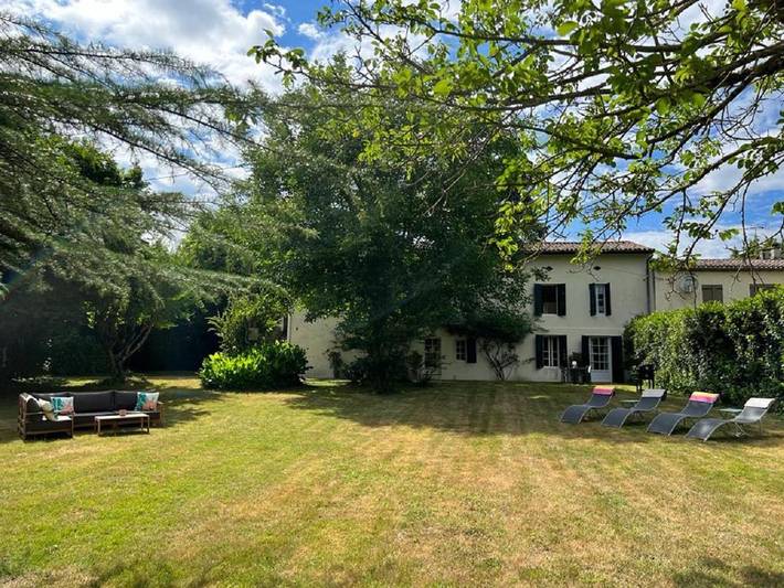 Gîte pour 4 personnes, avec piscine ainsi que vue et jardin à Saint-Seurin-de-Prats - 2