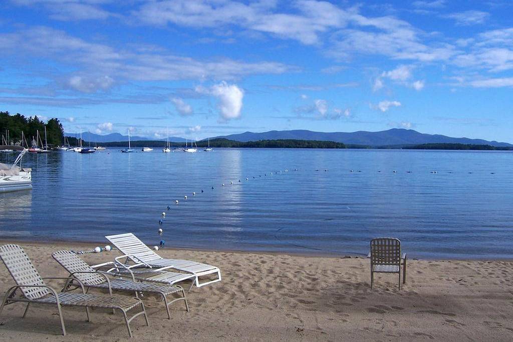 Ganze Wohnung, Lakefront Eigentumswohnung w / shared Annehmlichkeiten Resort & Gasgrill in Gilford, Lake Winnipesaukee