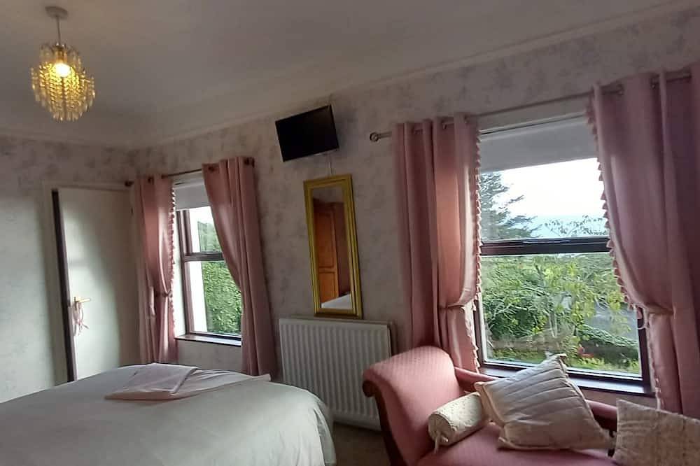 Traditional 5 bedroom house overlooking Cushendun bay. Pet friendly. in Grafschaft Antrim
