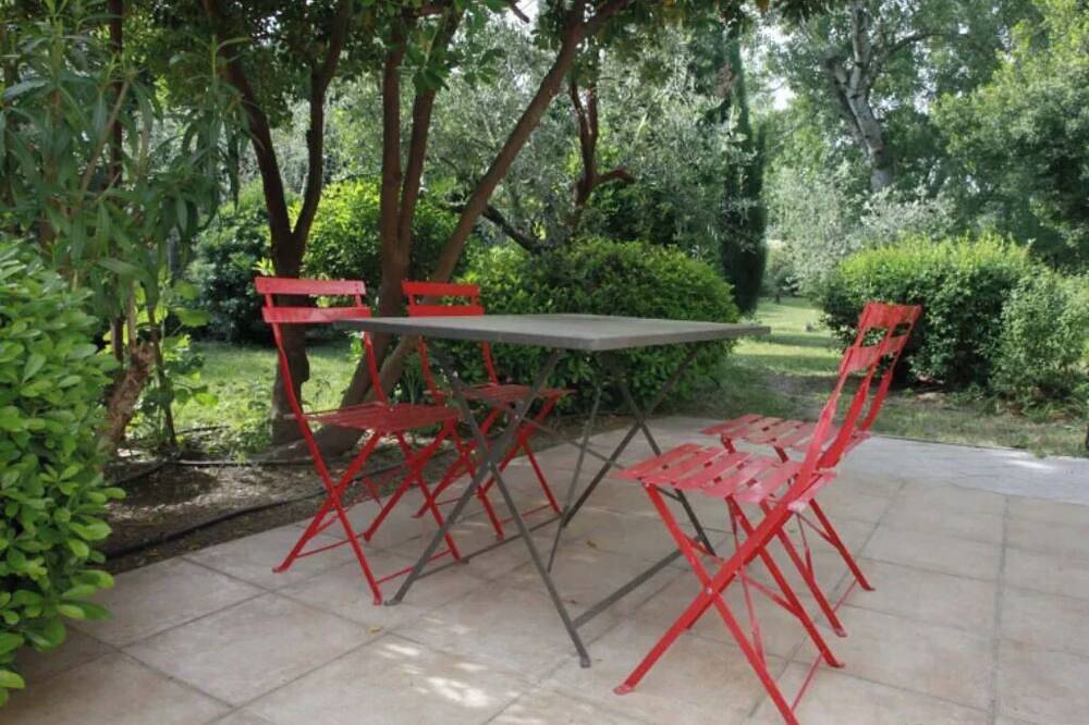 Entire apartment, Camoin - Mezzanine studio with terrace and park view in Fourques, Nimes region