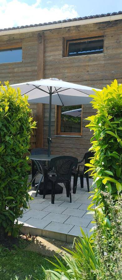 Location de vacances pour 4 personnes, avec Terrasse et Jardin ainsi que Piscine et Vue à Cherbonnières - 2