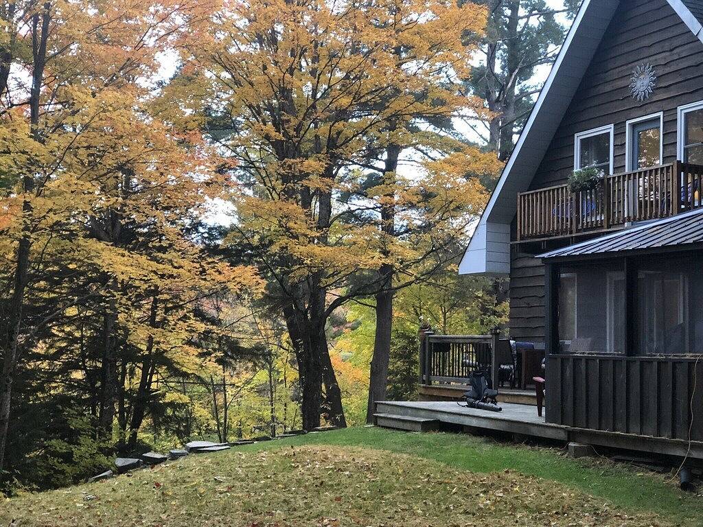 Peace & Privacy on 10 acres with full game room and fireplace in Algonquin Provincial Park