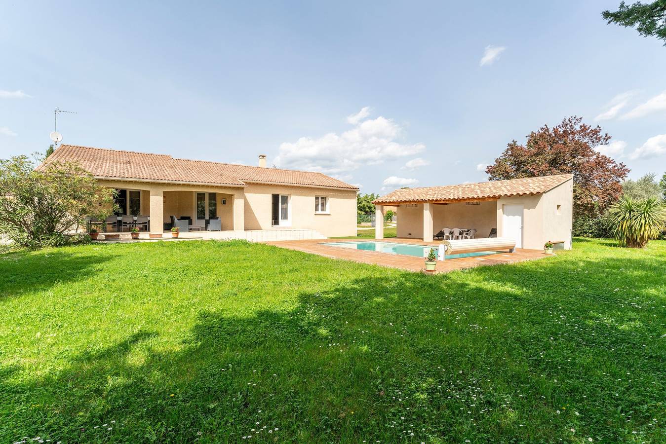 Villa 'Gîte Les Oliviers' mit privatem Pool, Wlan und Klimaanlage in Saint-Laurent-la-Vernède, Nimes und Umgebung