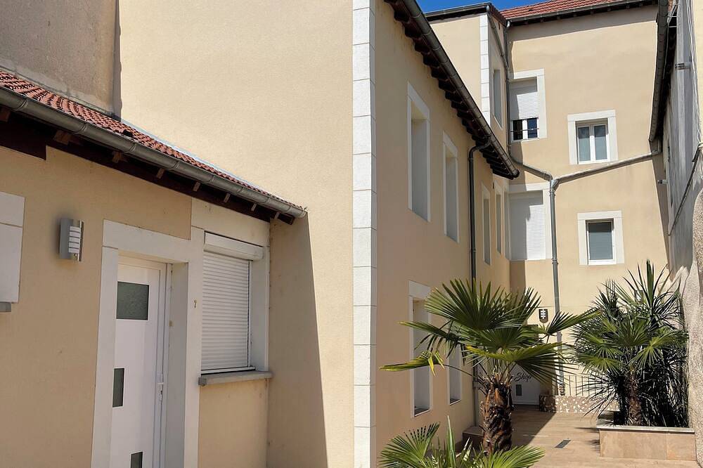 Appartement entier, Studio équipé et meublé avec cour commune en centre-ville in Montluçon, Région de Montluçon